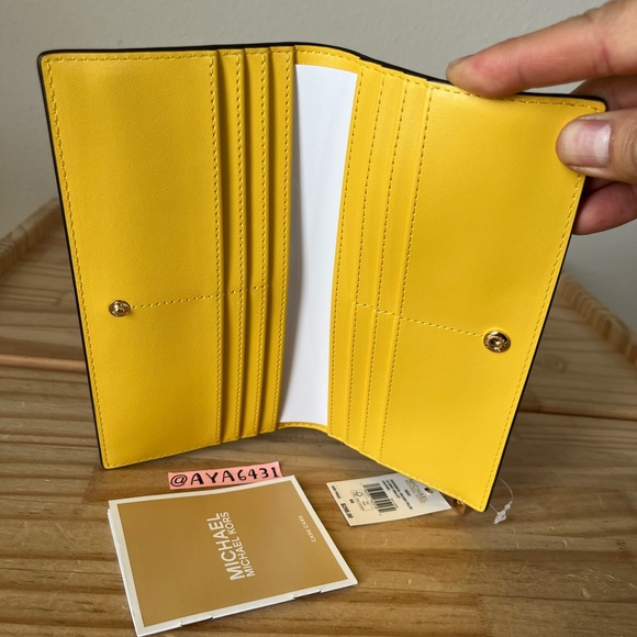 Michael Kors Wallet🎈🎈 - Picture 5 of 8